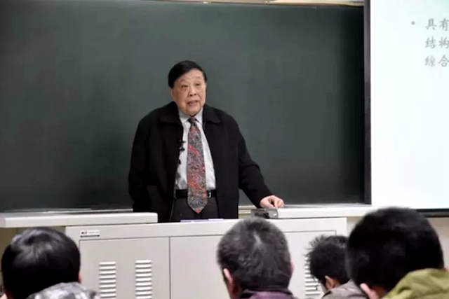 王越為本科生上課.jpg